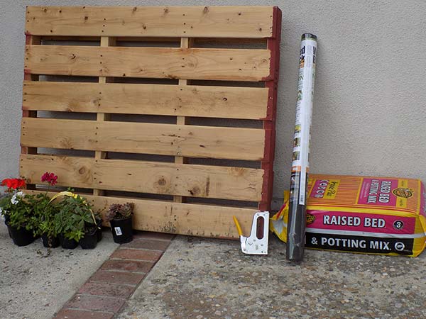 Make Your Own Pallet Vertical Garden!