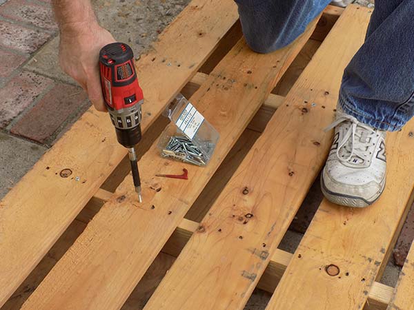 Make Your Own Pallet Vertical Garden!