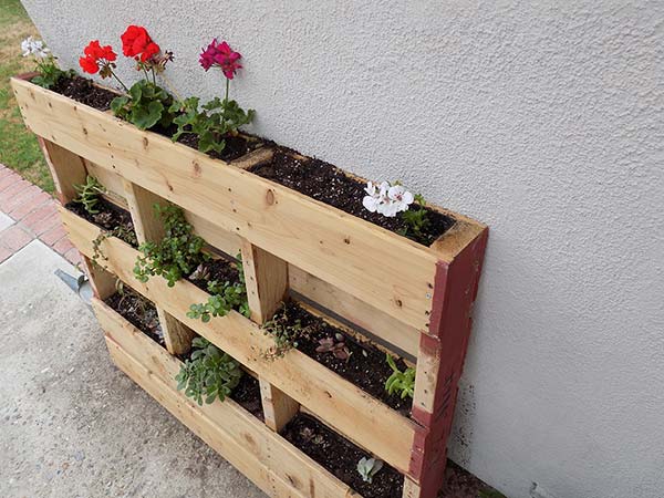 Make Your Own Pallet Vertical Garden!