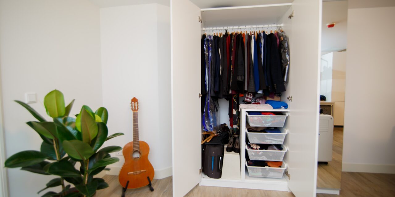 How to Purge Your Closet & Stay Organized