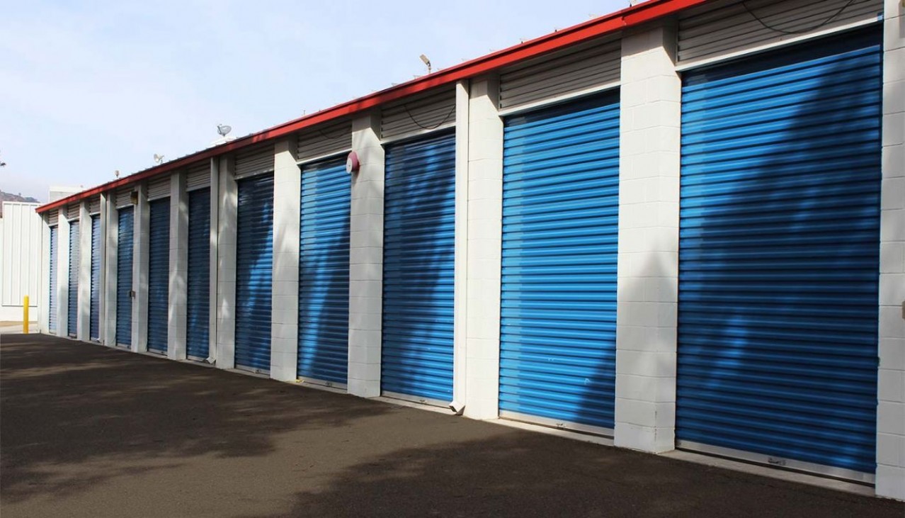 Drive-in storage facility drive aisle