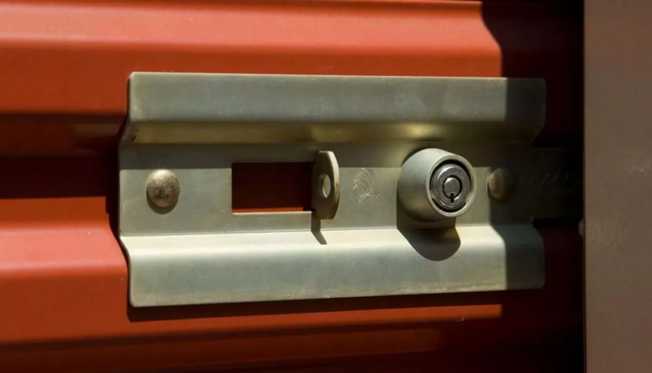 Drive up self storage unit with metal rollup door